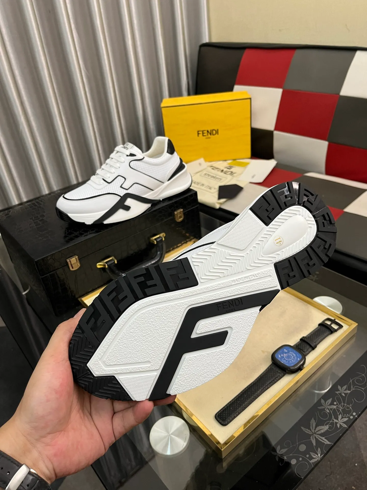 Men's men's shoes 💰560⌚️⌚️FENDI.•FENDI unique modern style sneakers. Counter purchasing🏃casual shoes😍😍 Original breathable fly-knit mesh imported from Italy (refuses to discolor and abrade feet) soles: Original soles specially provided by the original factory, super cool😍 French lazy style design ⚠️ Original quality, super comfortable and wear-resistant original soles. Code number: 38-442️⃣Colors available